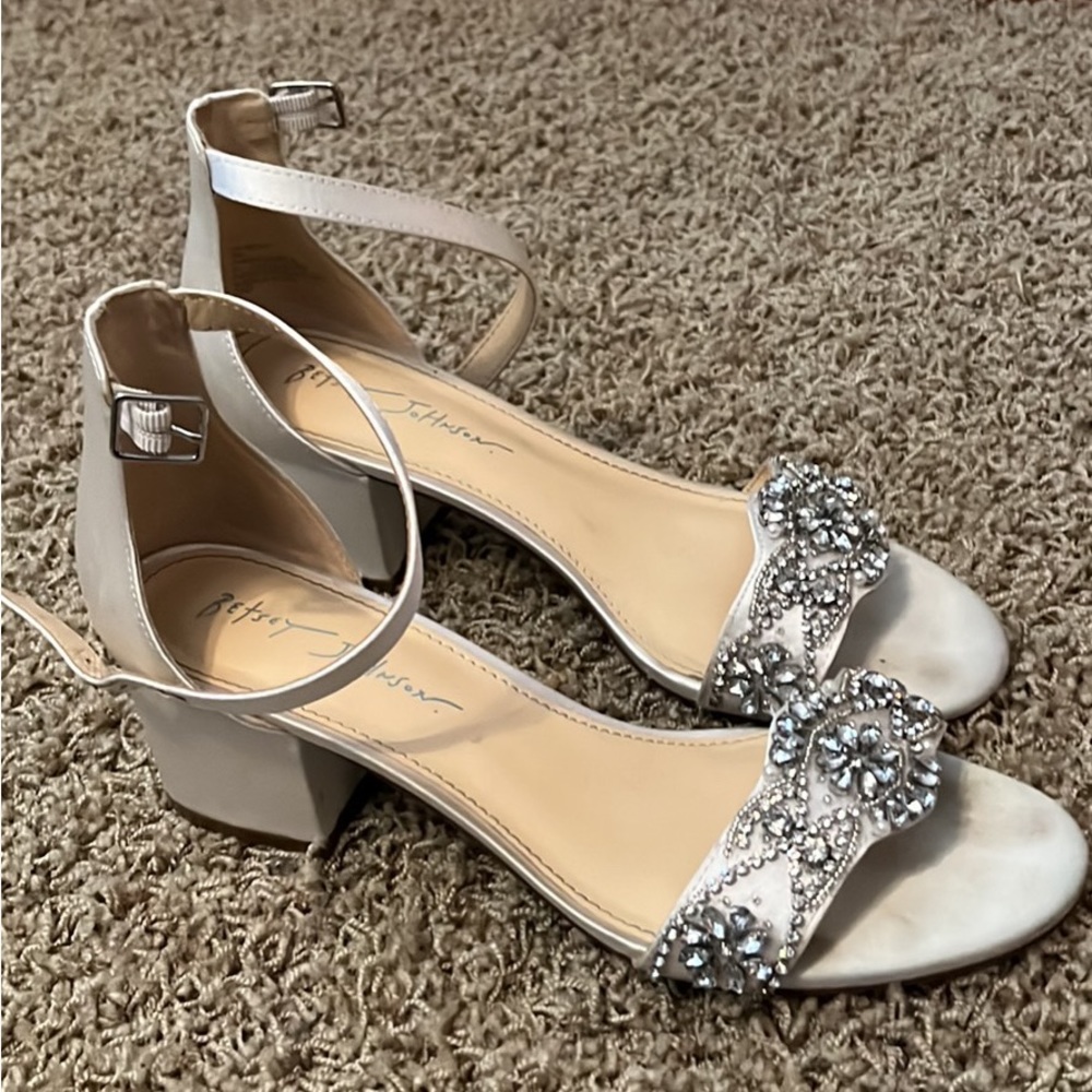 Betsy Johnson size 8 rhinestone heels w/ necklace &earrings
